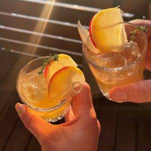 The Doctor's Choice / Apple-Thyme-Smash: Ein Cocktail aus fassgelagertem Apfelbrand, Ahornsirup, Zitronensaft und Thymian