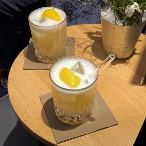 Zwei Whiskey Sour Cocktails auf einem Tisch